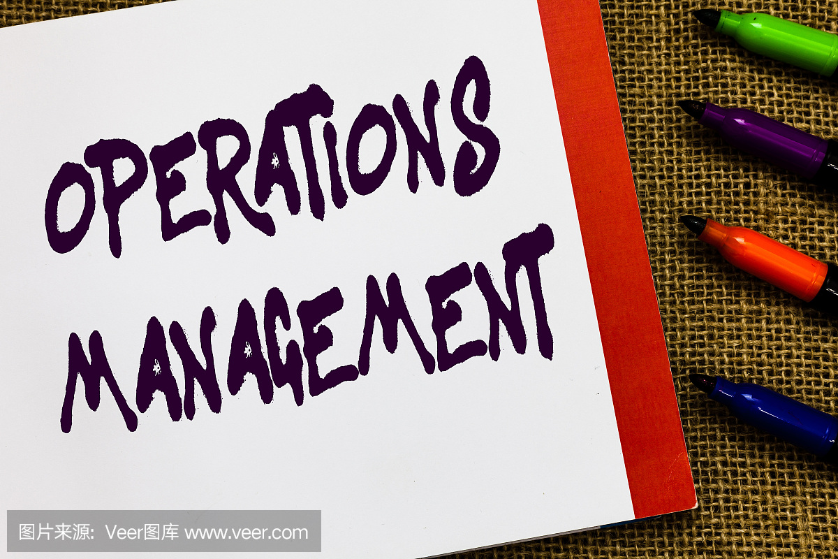 手寫文字操作管理。概念意義確保輸入輸出生產和供應打開筆記本頁黃麻背景彩色標記表達想法。